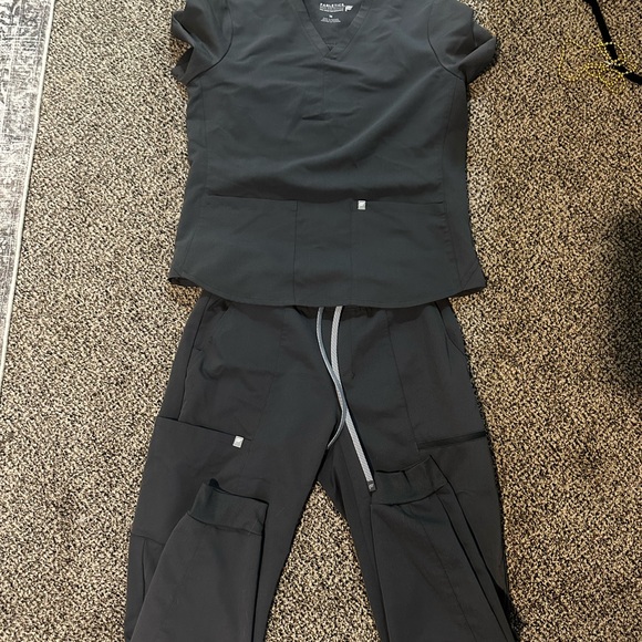 Fabletics Scrubs set Grey - Picture 1 of 3